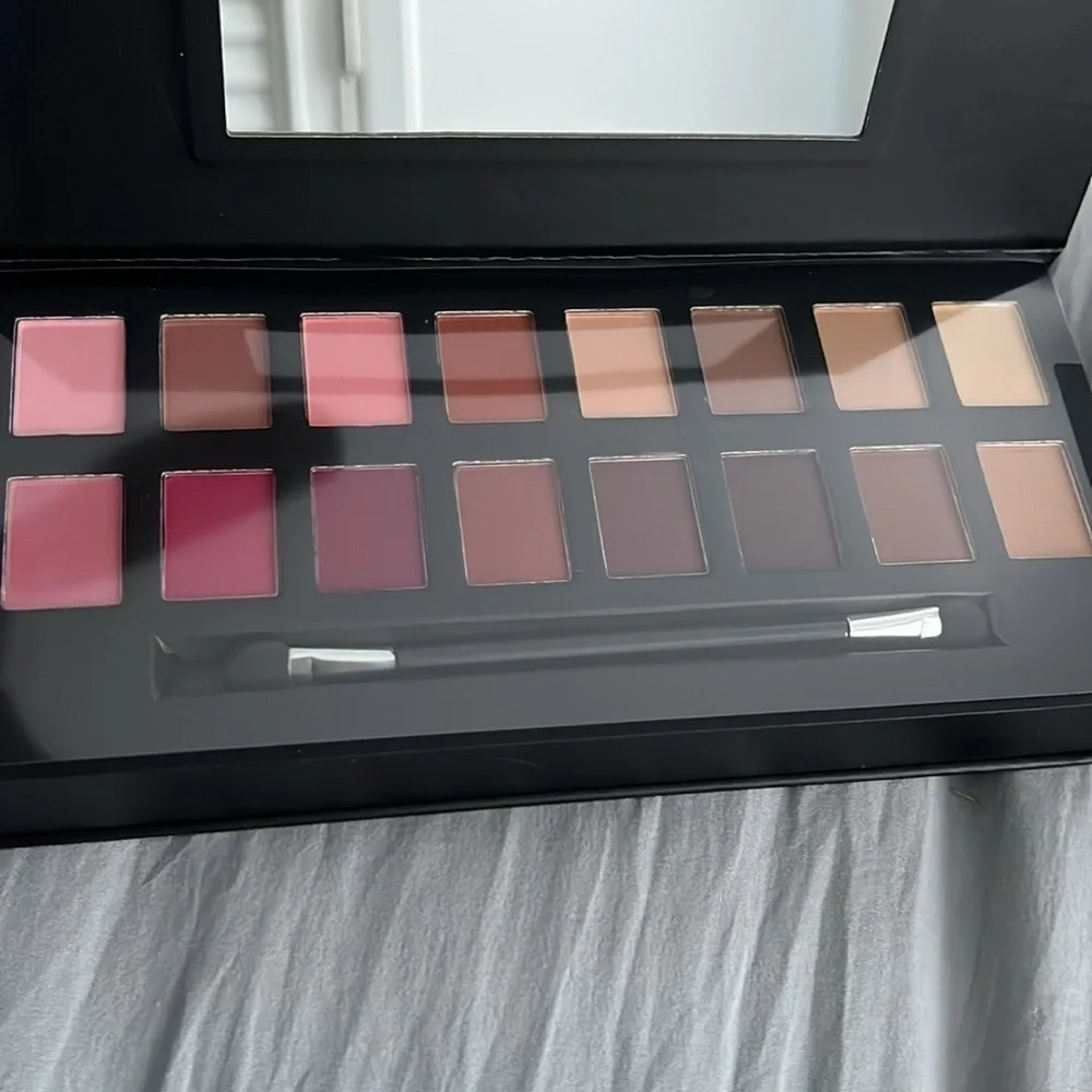 New Unopened Tahari Beauty Matte Eye Shadow Palette